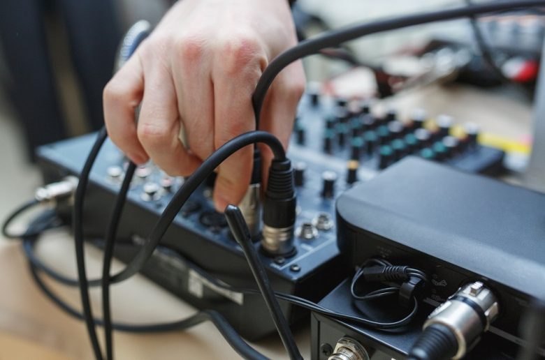 How to Connect Powered Speakers to a Mixer Howstereo